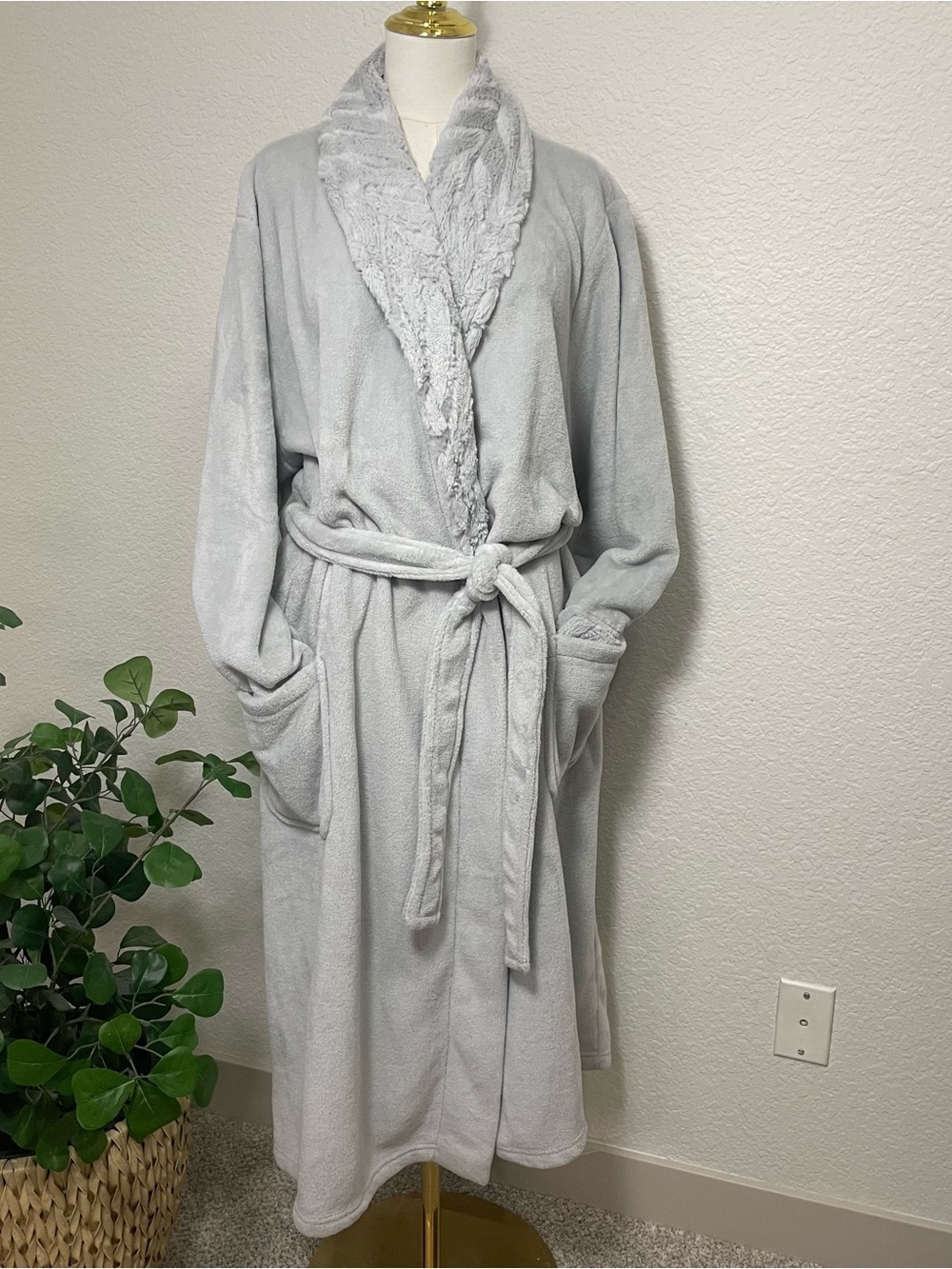Saks Fifth Avenue Plush Gray Faux Fur Trim Robe Women’s XL Soft Spa Bathrobe